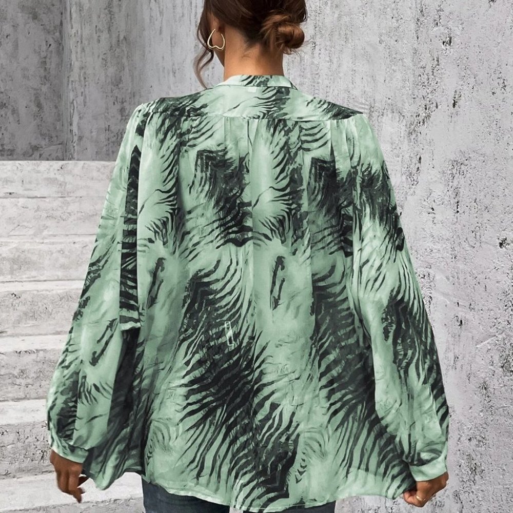 Tiger print button down Shirt Shirt - Picture 2 of 5